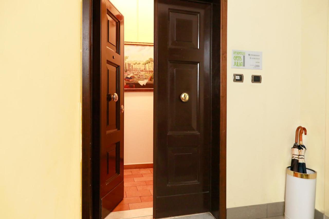Residenza Gens Julia Bed & Breakfast Rome Bagian luar foto