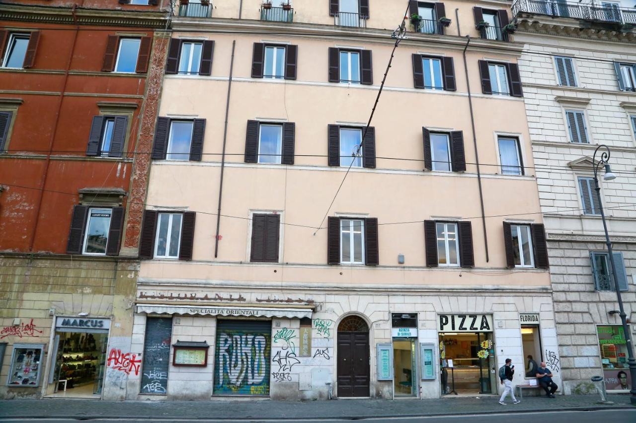 Residenza Gens Julia Bed & Breakfast Rome Bagian luar foto