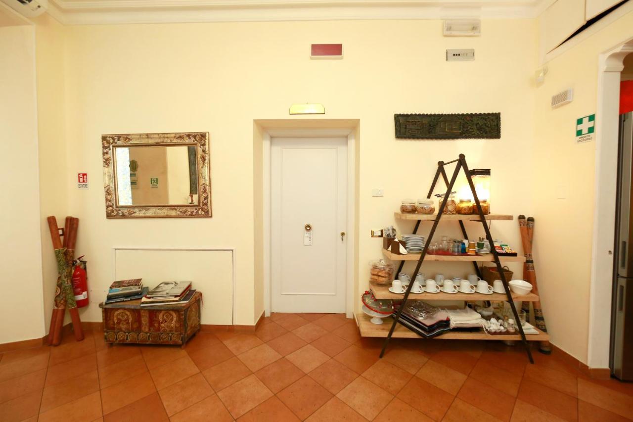 Residenza Gens Julia Bed & Breakfast Rome Bagian luar foto